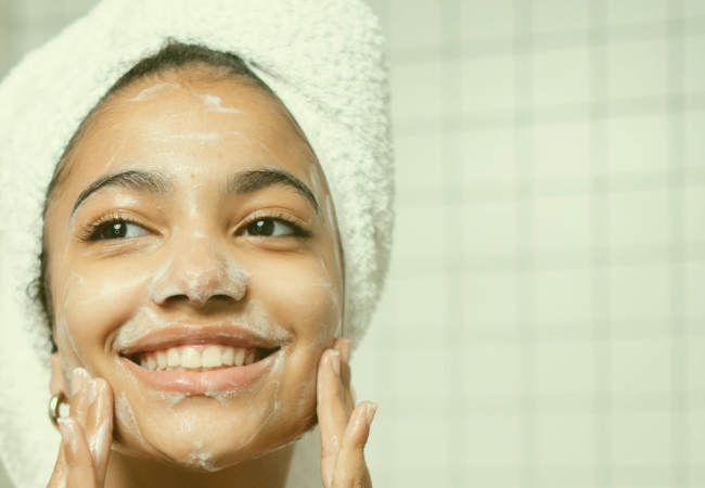 se veria una mujer aplicandose crema en la cara